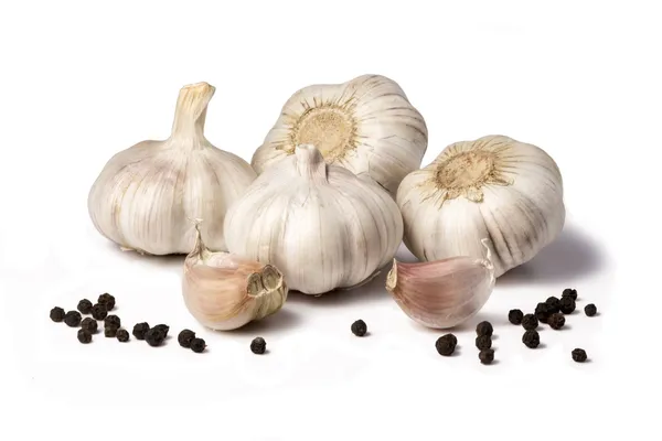 Slices of garlic and pepper — Stock Photo, Image