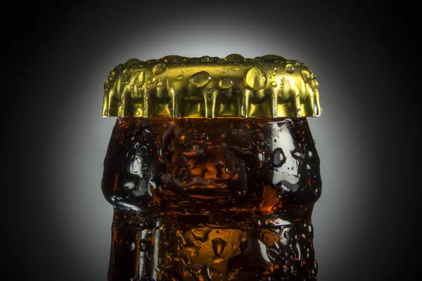 Бутылка пива с капельками воды — стоковое фото