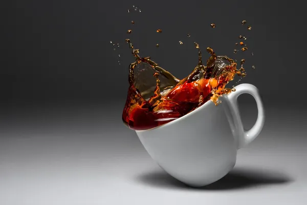 コーヒーまたは紅茶を 1 杯落ちた照らされた表面 ロイヤリティフリーのストック写真