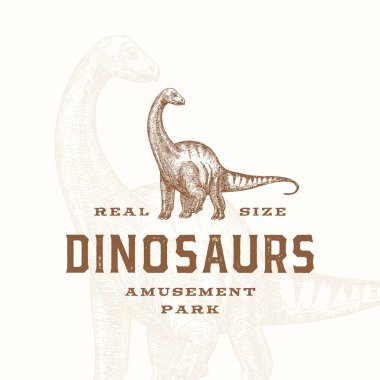 Gerçek boyuttaki dinozorlar eğlence parkı soyut işareti, sembol ya da logo şablonu. Premium tipografi ve özgeçmişi olan El Çekimi Apatosaurus Sürüngeni. Şık Vektör Amblemi. İzole edilmiş