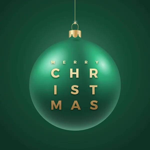 Realistic Green Christmas Bauble on Classy Dark Background with Modern Golden Glitter Typography Greetings (em inglês). Decoração de férias de inverno etiqueta, cartão ou pôster. Ano novo 3D Ball Banner — Vetor de Stock