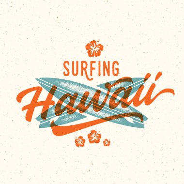 Hawaii Aloha harflerinde sörf yapmak. Havaiian yaz tropikal işareti, etiket, eski püskü desenli kart şablonu. Çapraz sörf tahtaları ve ambar çiçekleri dekoratif çizimler izole edildi