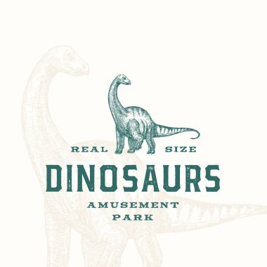 Gerçek boyuttaki dinozorlar eğlence parkı soyut işareti, sembol ya da logo şablonu. Premium tipografi ve özgeçmişi olan El Çekimi Apatosaurus Sürüngeni. Tarz Vektörü Amblemi İzole Edildi