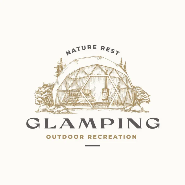 Modèle de logo rétro de loisirs Glamping. Esquisse de paysage de tente extérieure confortable dessinée à la main avec typographie. Esquisse Vintage Emblème isolé — Image vectorielle