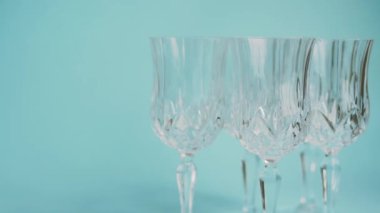 Mavi yüzey ve mavi arkaplan üzerinde bazı cam bardaklar 