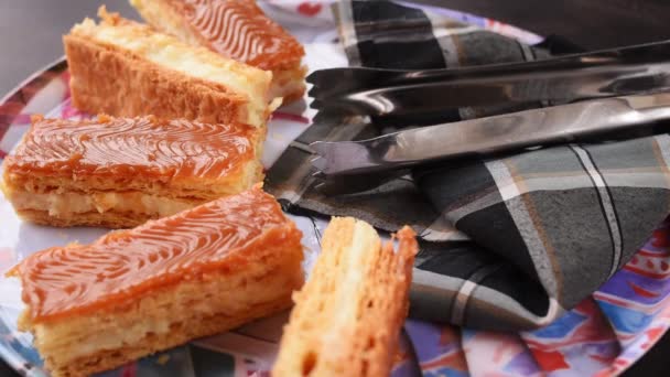 Mão Tomando Molho Caramelo Lanches Com Bandeja Creme Alguns Grampos — Vídeo de Stock