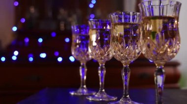 Barmen bir barda birkaç kadeh şampanya içti.