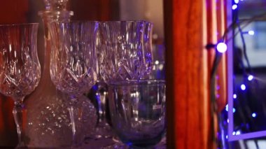 Barmen bir barda birkaç kadeh şampanya içti.