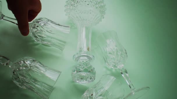 Стеклянные Чашки Бутылка Виски Зеленой Поверхности Заднем Плане — стоковое видео