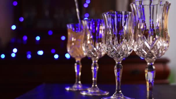 Бармен Подающая Несколько Бокалов Шампанского Баре — стоковое видео