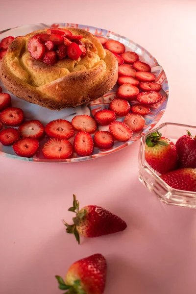 Fresas Pastel Con Algunas Rodajas Fresa Sobre Fondo Rosa — Foto de Stock