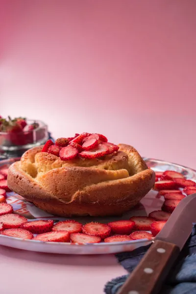 Fresas Cuchillo Pastel Con Algunas Fresas Sobre Fondo Rosa — Foto de Stock