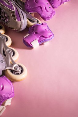 Fotokopi alanı olan parlak pembe bir yüzey üzerinde mor çizgi paten kayar 