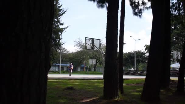 Hombre Usando Una Camiseta Sin Mangas Azul Jugando Baloncesto Una — Vídeo de stock