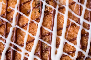 Çikolatalı pasta dokusunu beyaz ve kahverengi krema çizgileriyle kapat 