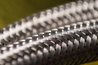 Altın zeminli metal kablo dokusu. 