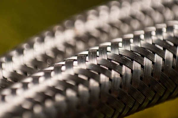Macro Van Metalen Kabel Textuur Met Een Gouden Achtergrond — Stockfoto
