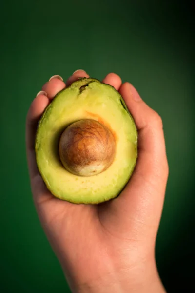 Alcuni Avocado Freschi Avocado Hass Uno Sfondo Verde — Foto Stock