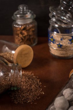 Masadaki cam şişelerdeki farklı baharatlar. 