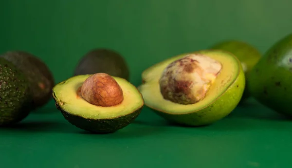 Alcuni Avocado Freschi Avocado Hass Uno Sfondo Verde — Foto Stock