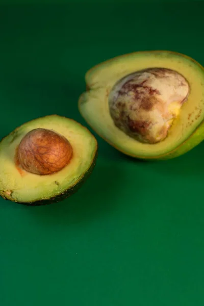 Alcuni Avocado Freschi Avocado Hass Uno Sfondo Verde — Foto Stock