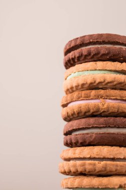 Birbiri ardına siyah ahşap bir masada farklı kurabiyeler.