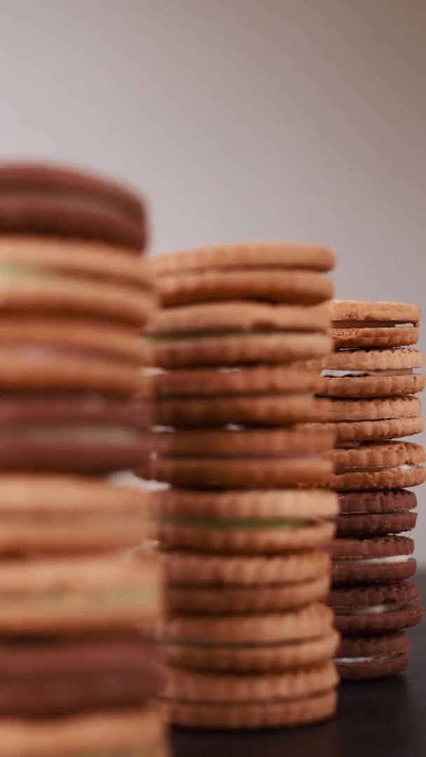 Vertikální Video Zaměřením Několika Různých Cookies Jeden Druhý Černém Dřevěném — Stock video