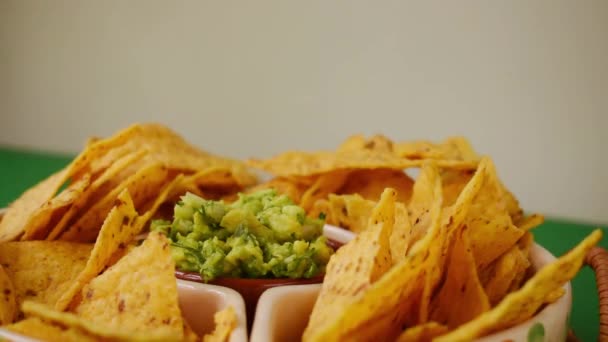 Tangan Mengambil Nacho Goreng Dalam Panci Dengan Beberapa Guacamole Segar — Stok Video