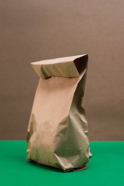 Arka planda kağıt desenli kağıt torba  