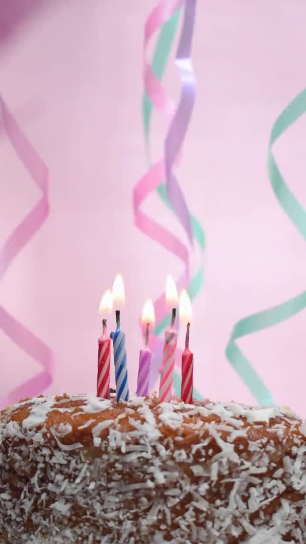 Doğum Günü Mumlarının Bir Pastaya Üflendiği Dikey Video Pembe Arkaplanlı — Stok video