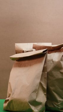 Kafkasyalı bir elin arka planda kağıt desenli bir poşet aldığı dikey video.