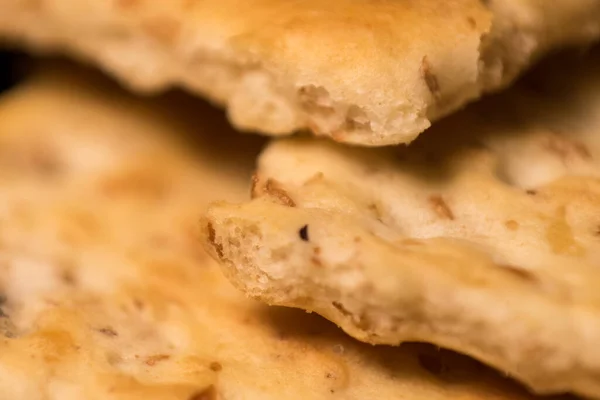 Siyah ahşap masadaki gazoz kurabiyelerini yakın.