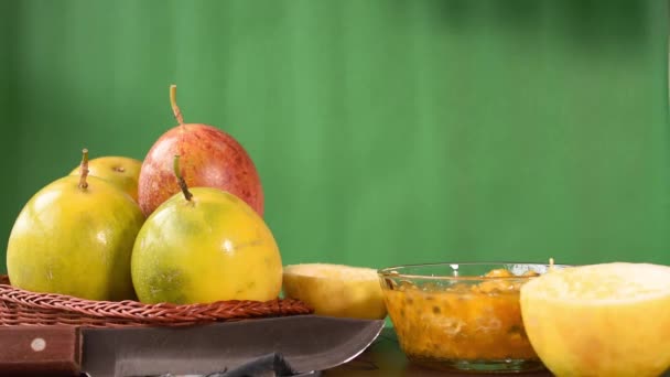 Fruits Passion Dans Panier Les Mains Pulvérisation Sur Une Table — Video