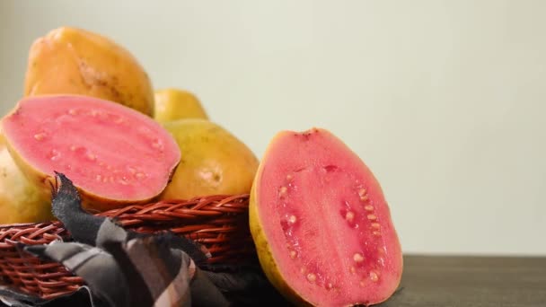 Fruit Tropical Colombien Appelé Goyave Une Main Prenant Dans Panier — Video