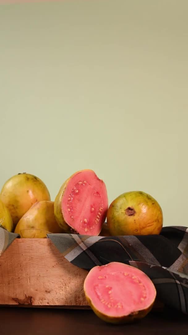 Video Verticale Frutta Tropicale Colombiana Chiamata Guava Una Scatola Legno — Video Stock