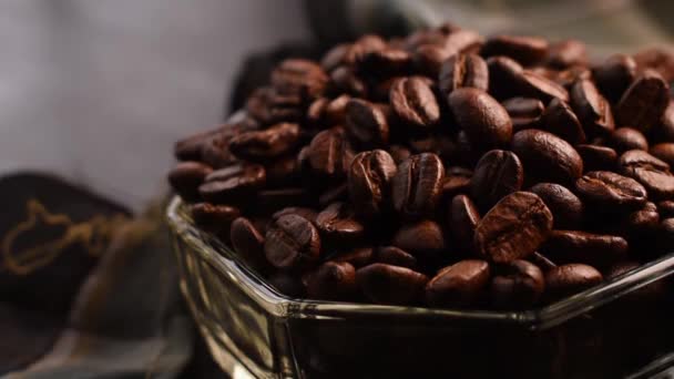 Tänd Några Svarta Kaffebönor Glasburk — Stockvideo