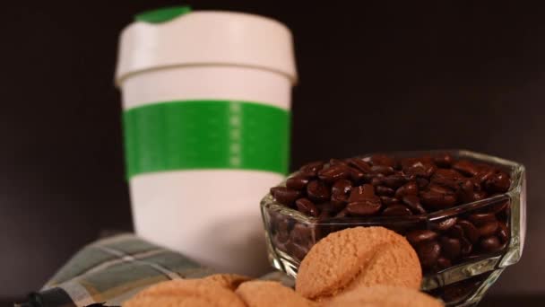 Granos Café Galletas Termos Plástico Para Bebidas Calientes Tomadas Por — Vídeo de stock