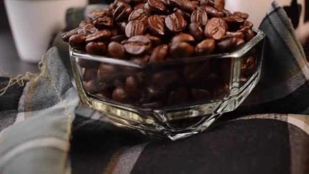 Panning Kaffebönor Mjölkkanna Och Plast Termos För Varma Drycker Svart — Stockvideo