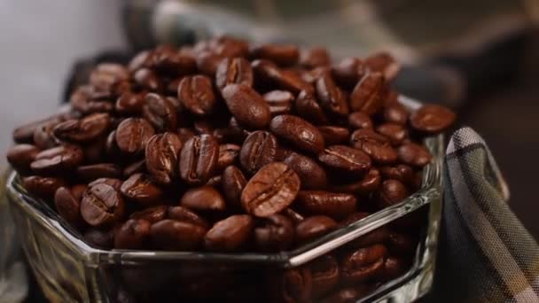 Tänd Några Svarta Kaffebönor Glasburk — Stockvideo