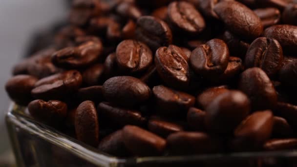 Wat Zwarte Koffiebonen Aansteken Een Glazen Pot — Stockvideo
