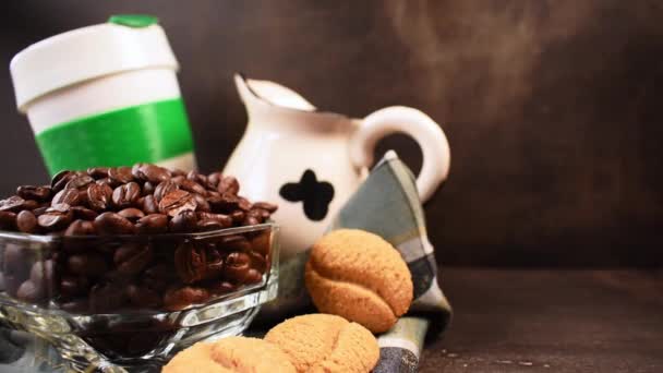 Koffiebonen Koekjes Melkkan Plastic Thermoskan Voor Warme Dranken Met Hand — Stockvideo