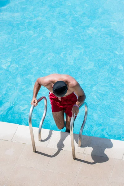 Mann Roten Shorts Steigt Sonnigem Sommertag Aus Dem Pool — Stockfoto