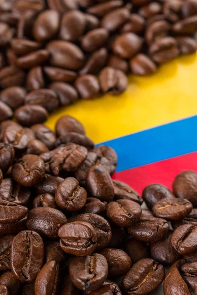 Alguns Grãos Café Preto Fundo Bandeira Colombiana — Fotografia de Stock