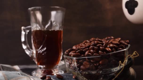 Några Svarta Kaffebönor Glasburk Bredvid Hand Som Serverar Mjölk Kopp — Stockvideo