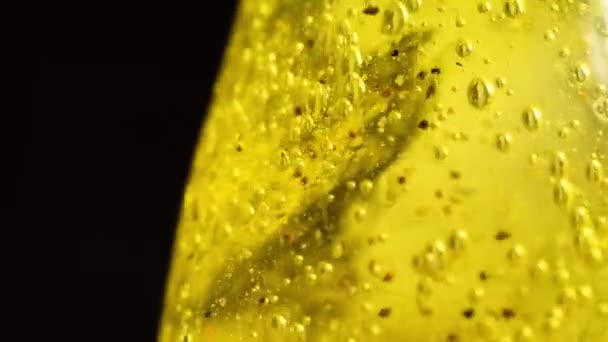 Gruba Żółta Substancja Bąbelkami Dojrzewającymi Szklanym Pojemniku — Wideo stockowe