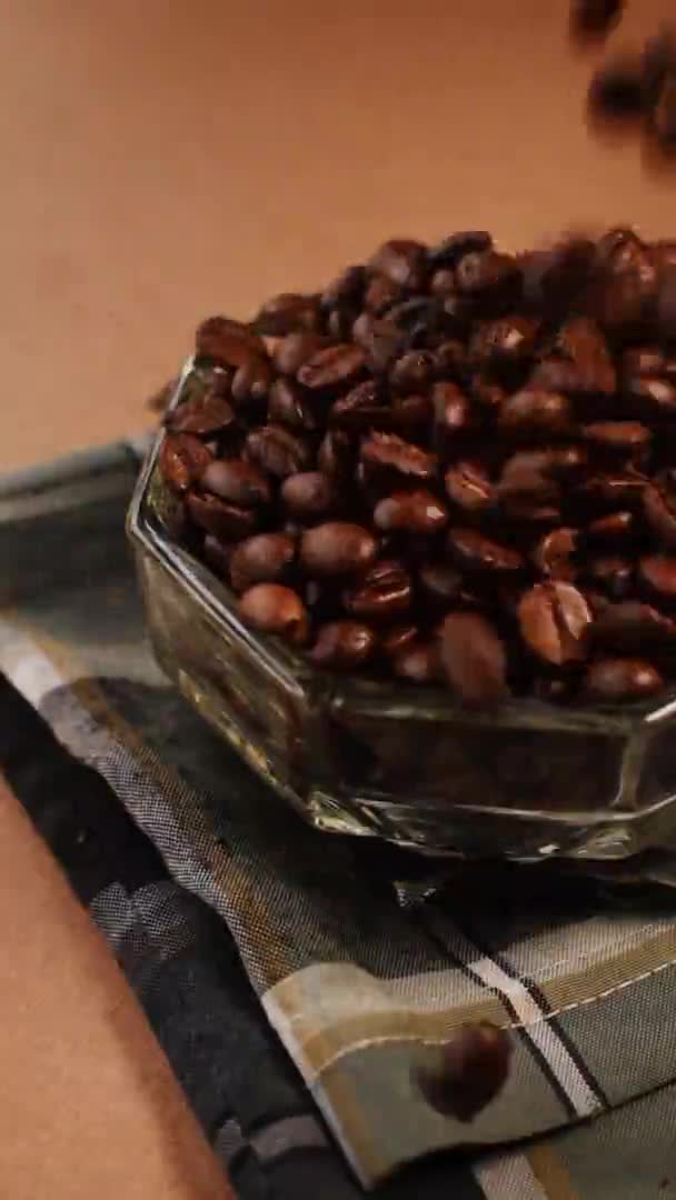 Jakieś Czarne Ziarna Kawy Wychodzące Szklanego Dzbanka — Wideo stockowe