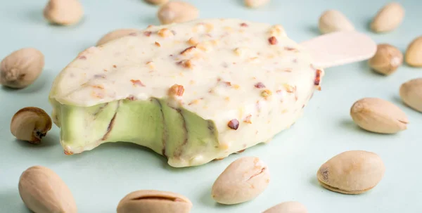 Fıstıklı ve şam fıstıklı dondurma.