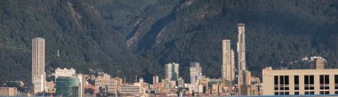 Bogota, Kolombiya 'da büyük dağları olan yüksek binaların manzarası