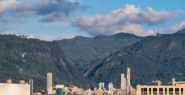Bogota, Kolombiya 'da büyük dağları olan yüksek binaların manzarası