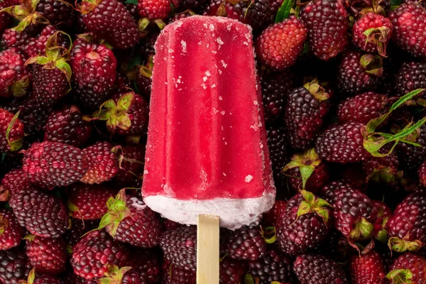 Bir sürü taze böğürtlenli buzlu böğürtlen.